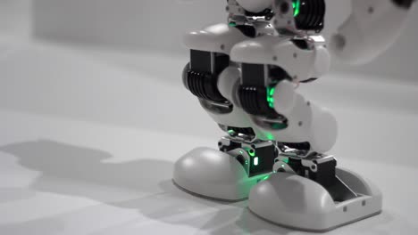 Las-Piernas-Del-Robot-Bailan.-Pasos-De-Baile-Del-Robot.-Tecnología-Mecánica