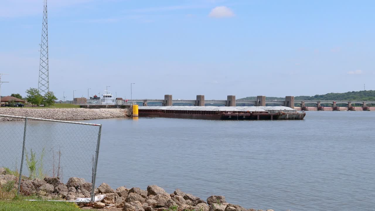 잠금 장치가 없는 바지선의 광각 보기