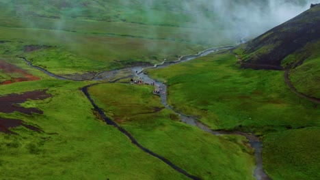 Malerischer-Blick-Auf-Das-Rauchtal-Reykjadalur-Mit-Mehreren-Reisenden-Im-Süden-Von-Island