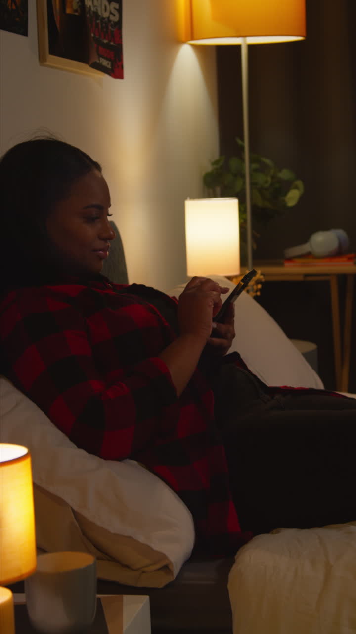 Donna che usa il telefono a letto di notte