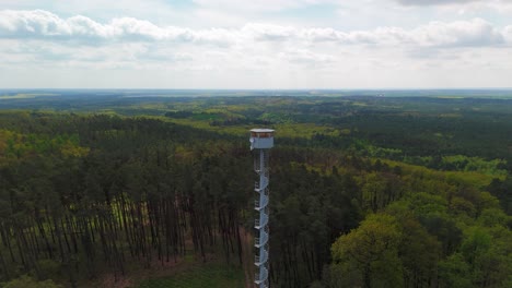 Toma-Aérea-Panorámica-De-La-Torre-De-Bomberos-Y-El-Paisaje-Natural.