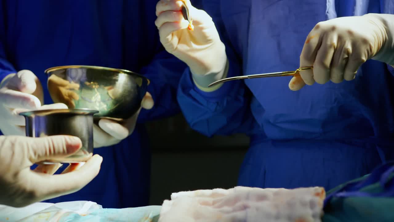 cirujanos que realizan la operación 4k