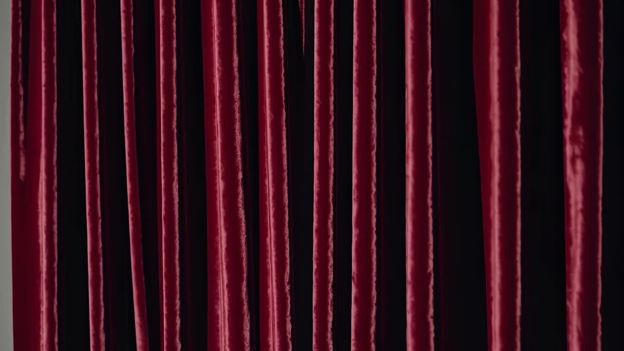 lujosas cortinas de terciopelo rojo profundo que se separan con gracia, revelando un fondo luminoso dentro de una puesta en escena teatral dramática, creando anticipación de la actuación que se desarrolla