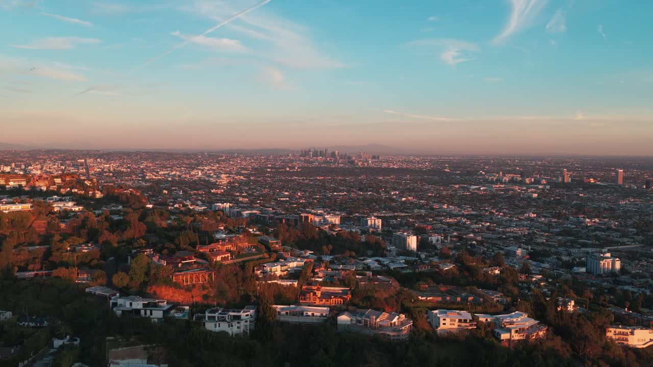 Ampia ripresa aerea discendente delle case delle celebrità a Hollywood Hills durante il tramonto a West Hollywood, California. 4K