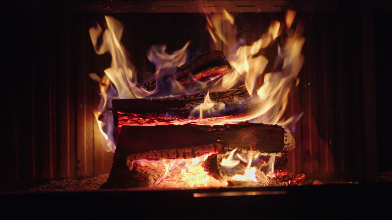 벽난로 에서 나무를 태우는 것