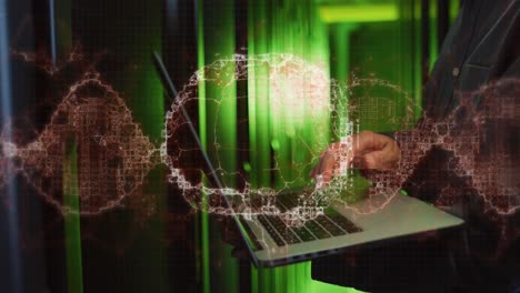 animación de cadena de adn y cerebro digital sobre hombre asiático en la sala de servidores