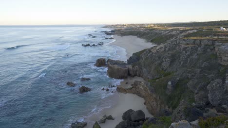 Vista-De-La-Playa-De-Praia-Do-Malhao-Al-Amanecer,-En-Portugal