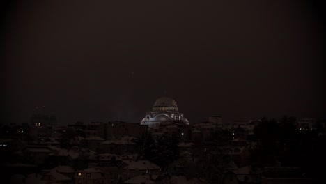 tiro estático en cámara lenta de un cohete de fuegos artificiales lanzado cerca de un gran templo cristiano ortodoxo en belgrado en la víspera de navidad