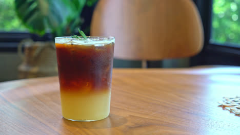 vaso de café naranja yuzu en la cafetería