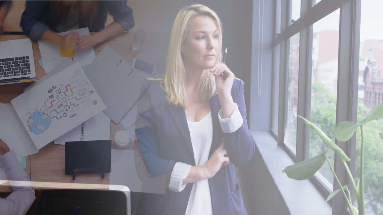 анимация разнообразных бизнесменов в офисе над людьми, идущими и городским пейзажем