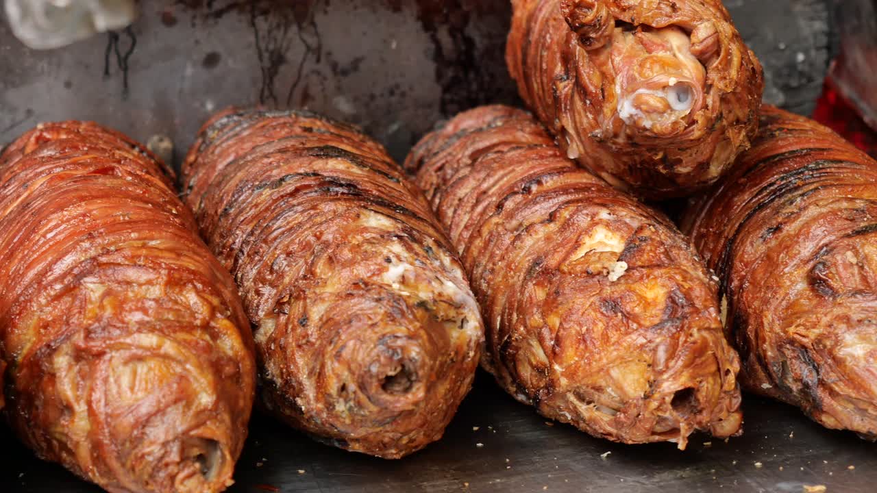 그릴 된 터키 고기 롤 (kebap)