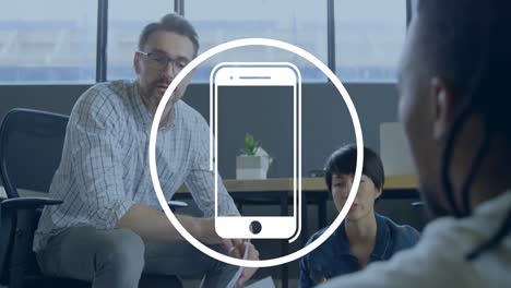 animación del icono del teléfono inteligente y procesamiento de datos sobre diversas personas de negocios en la oficina
