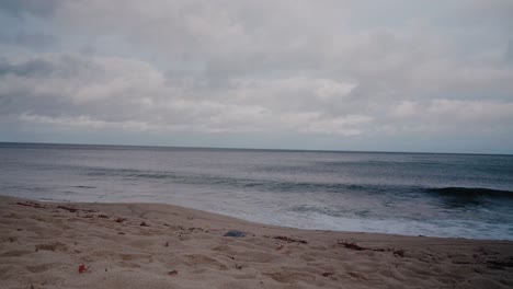 Wellen-Am-Strand-Von-Vårhallarna-Im-Herbst,-Außerhalb-Von-Simrishamn,-Schweden,-Österlen---Statische-Totale