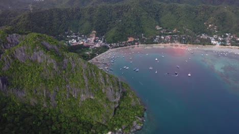 vista aérea de hermosos paisajes kársticos y aguas turquesas del océano alrededor de el nido, palawan, filipinas