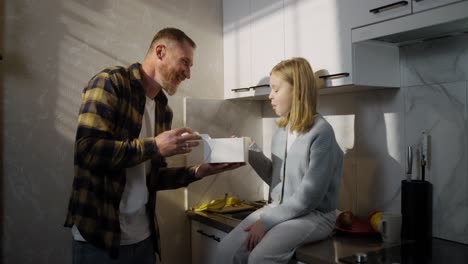 padre e hija en la cocina