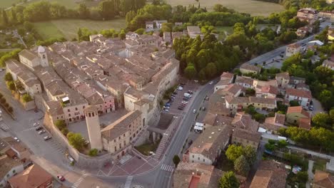 Schwenkaufnahme-Einer-Alten-Mittelalterlichen-Stadt-Während-Eines-Sonnenuntergangs,-Italien