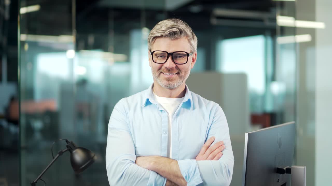 retrato feliz trabajador de oficina creativo maduro mirando a la cámara, sonriendo. hombre de negocios mayor barbudo de cabello gris, maestro, conferenciante, freelance con gafas.