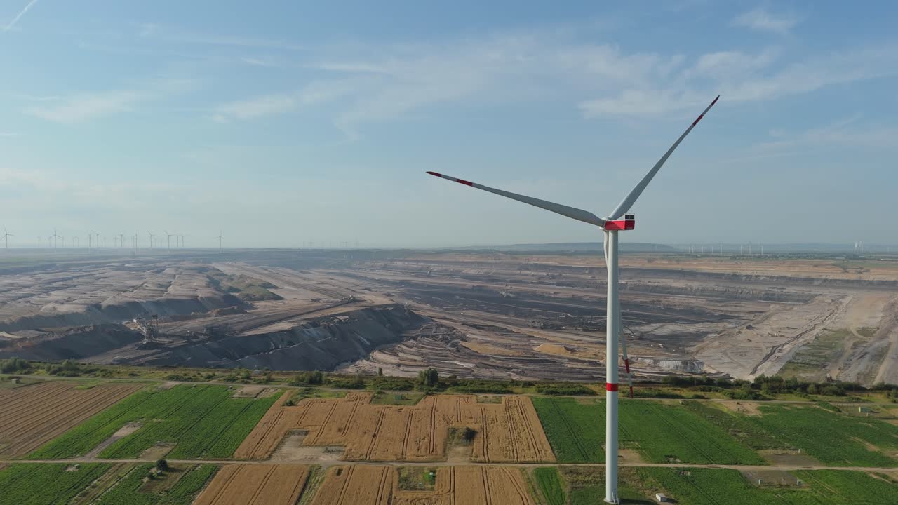 наземная шахта и ветряный парк garzweiler юхенские ветряные турбины в северном рейн-вестфалии, германия
