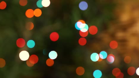 fondo borroso de guirnaldas meteorológicas multicolores en ramas de abeto y fondo de madera, fondo festivo para navidad