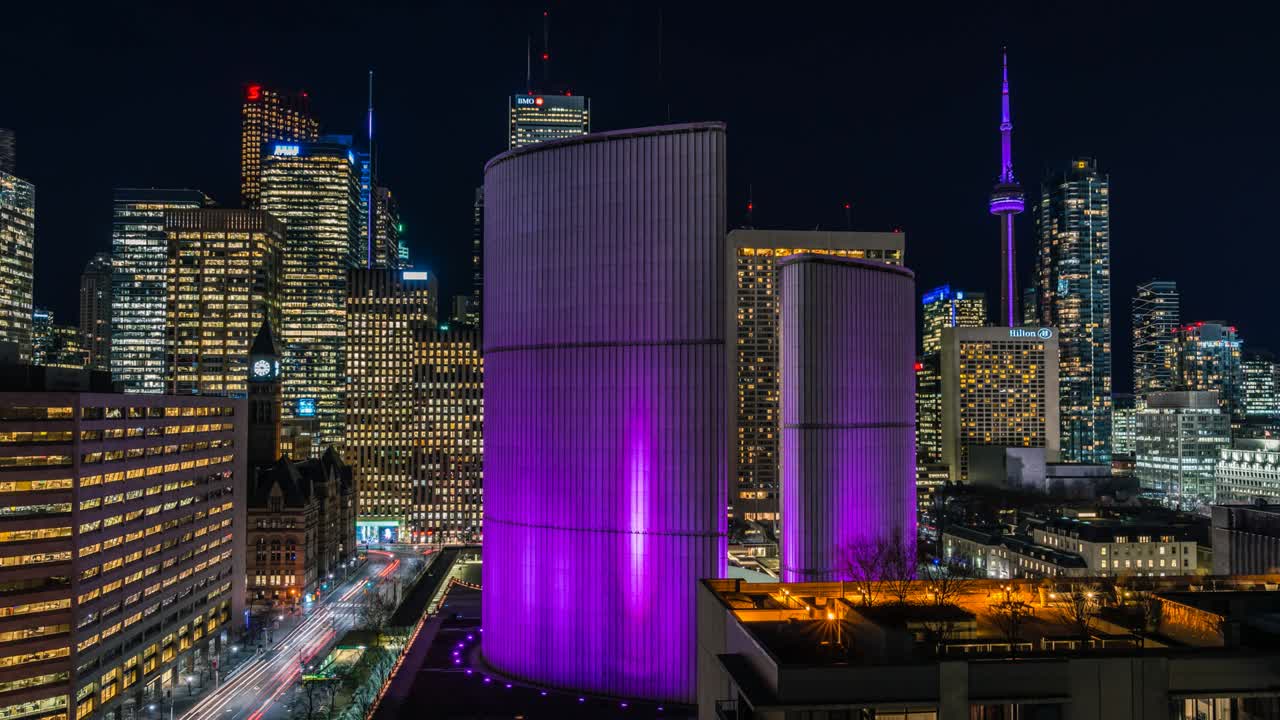 토론토 시내를 가로지르는 야간 도시 교통