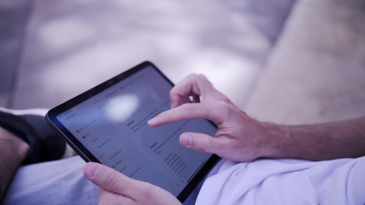 아이패드 터치스크린에서 스크롤하는 사람의 4k 슬로우 모션 영상 - 외부 작업 - 홈 오피스