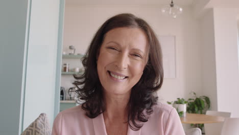 Mujer-Madura-Feliz-Teniendo-Video-Chat-Usando-Lenguaje-De-Señas-En-La-Cámara-Web-En-Casa-Abuela-Sorda-Charlando-Compartiendo-Estilo-De-Vida-Disfrutando-De-La-Comunicación-En-Línea-En-Pantalla-Horizontal