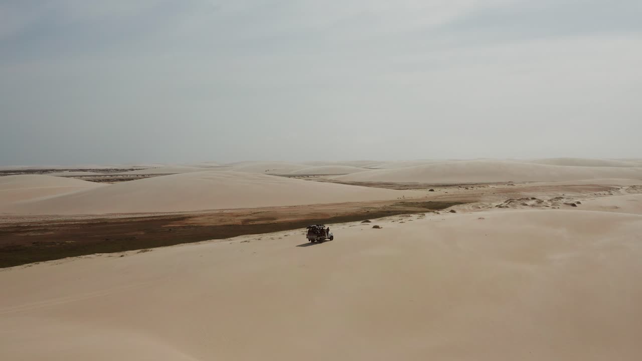 공중:건기 동안 브라질의 lencois maranhenses의 모래 언덕을 통해 여행하는 kitesurfers와 트럭