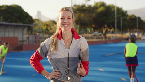 Retrato-De-Feliz-Entrenador-De-Hockey-Profesional