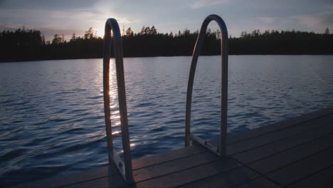 Escalera-En-Un-Muelle-Para-Nadar-Durante-La-Puesta-De-Sol-En-Un-Lago-Sueco