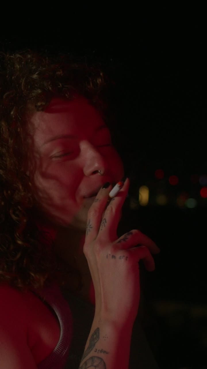 mujer fumando por la noche