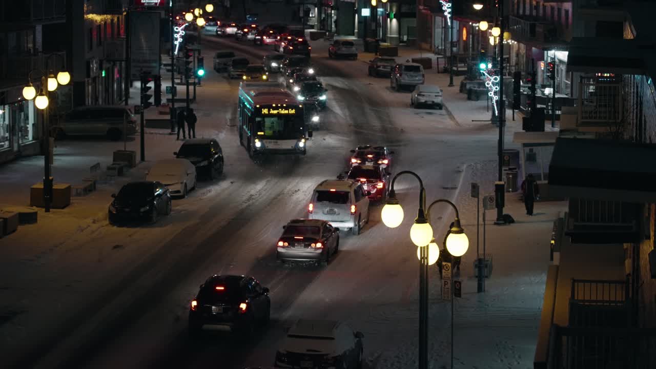 autobús y coches en la nieve noche de invierno carretera en montreal en 120 fps