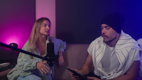 una entrevista de podcast en un estudio