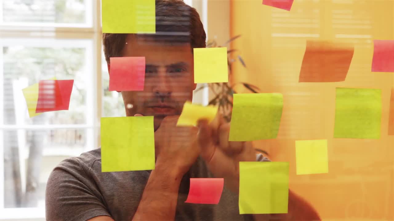 ejecutivo masculino leyendo notas adhesivas