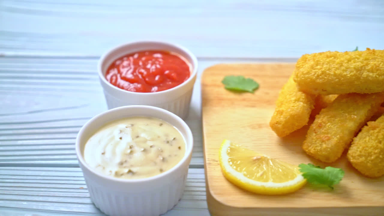 stecca di pesce fritto o patatine fritte pesce con salsa