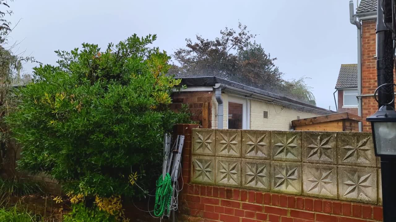 lluvia durante condiciones climáticas extremas que crea un riesgo de inundación