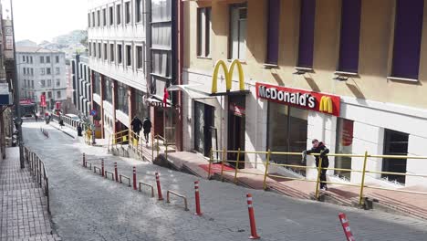 un restaurante mcdonald en una calle de la ciudad