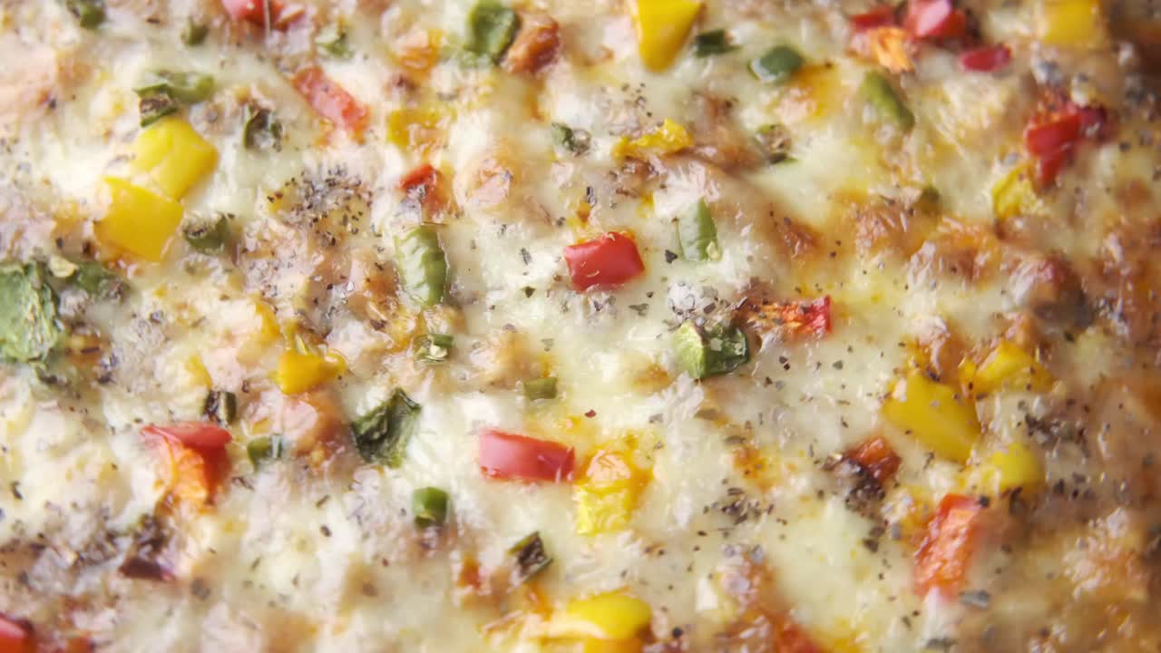 un primer plano de una pizza de pepperoni