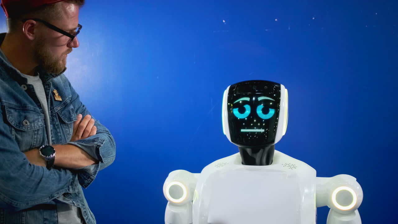 hombre interactuando con un robot