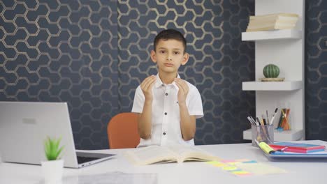 Muslim-boy-praying.