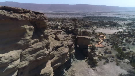 fotografía aérea épica del parque provincial de ischigualasto, en san juan, argentina, hacia adelante