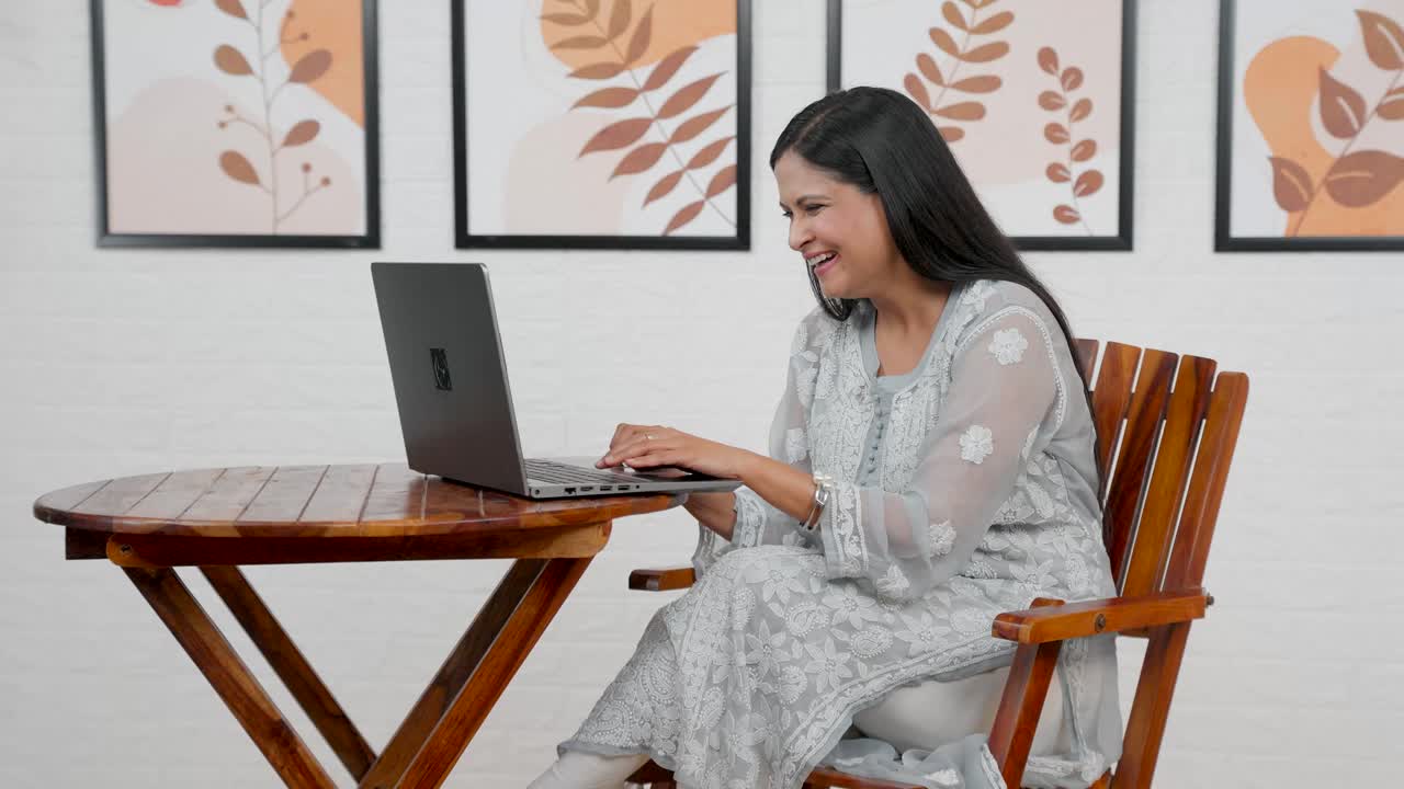 노트북에서 일하는 피곤한 여자