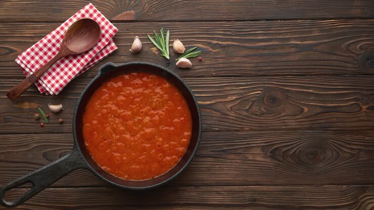 Cinemagraph in loop. Salsa di pomodoro calda e bollente per la pasta, in cottura in padella. Vista dall'alto.