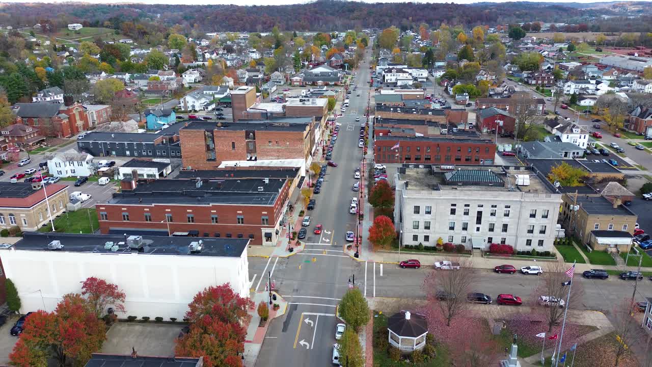 logan, ohio, imágenes aéreas de drones del centro de la ciudad y los alrededores