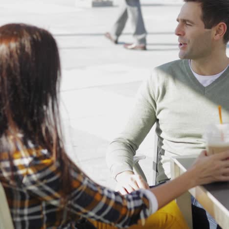 Pareja-Joven-Disfrutando-De-Café-Para-Llevar