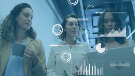 animación del procesamiento de datos estadísticos contra un grupo de mujeres diversas que discuten en la oficina