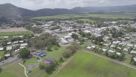 Campos-Agrícolas-Y-Casas-En-La-Ciudad-De-Mossman,-Shire-Of-Douglas,-Queensland,-Australia---Toma-Aérea