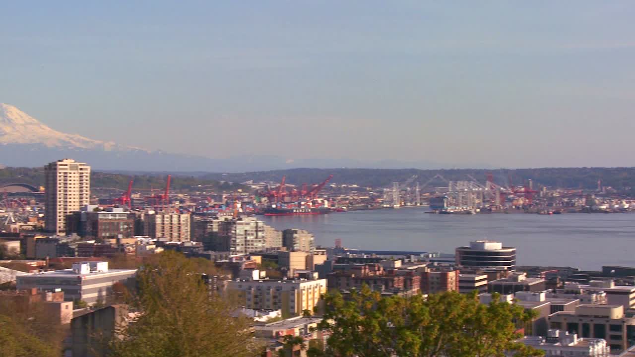 아름다운 맑은 날 시애틀 스카이라인의 패닝 샷