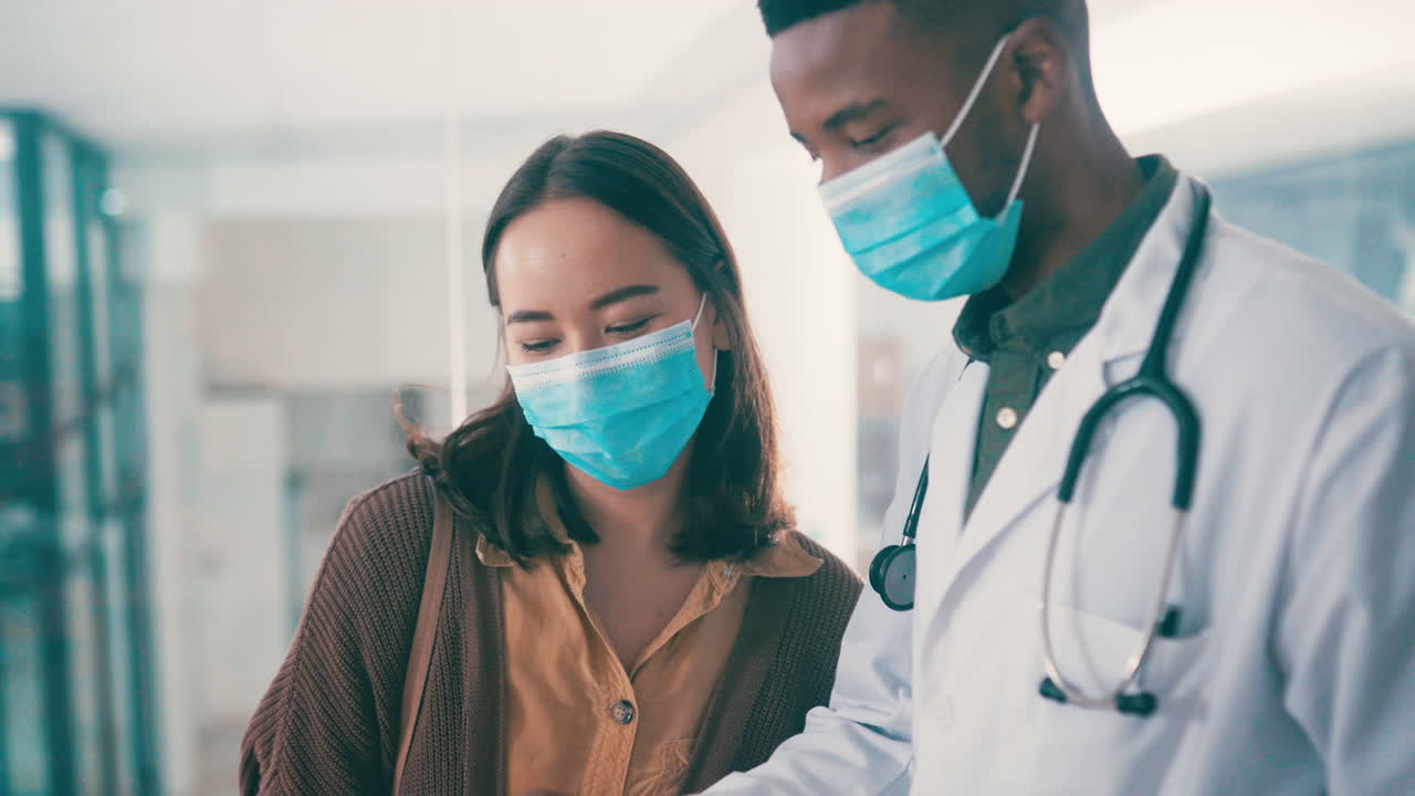 Medico che controlla la temperatura del paziente