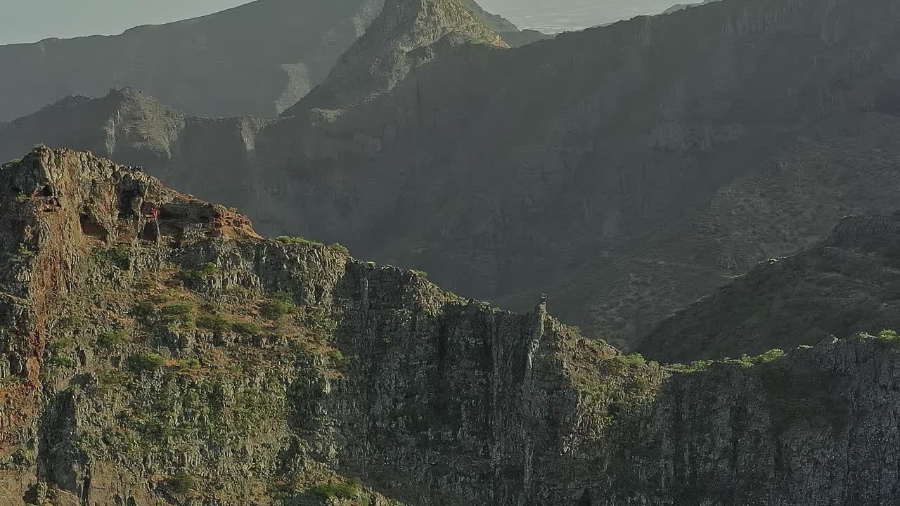 Panorami dell'isola di Tenerife con montagne e formazioni rocciose in Spagna