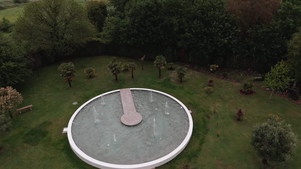 울창 한 초록색 을 가진 둥근 분수 정원 의 공중 풍경